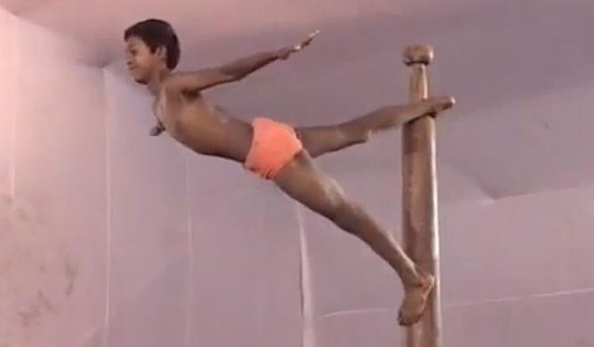 Imagini incredibile! Oameni de gelatina! Sfideaza gravitatia