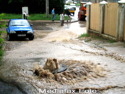 Vijelie cu probleme la Iasi: spitalul inundat, strazi impracticabile