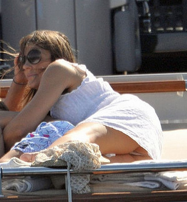 Ups! Liz Hurley, cu posteriorul dezgolit! Vantul i-a ridicat rochita!