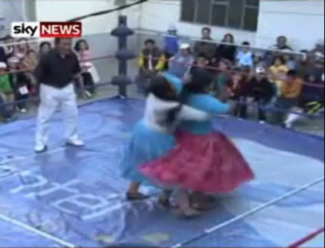 Cholitas te rup in bataie! Partida de wrestling feminin in Bolivia. Video
