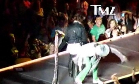 Steven Tyler de la Aerosmith a cazut din nou de pe scena! Vezi momentul