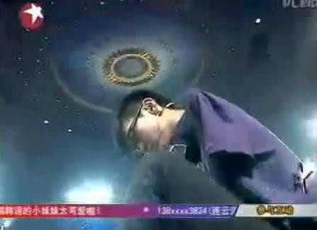 Nu are maini, dar canta genial, la pian, cu degetele de la picioare! Video