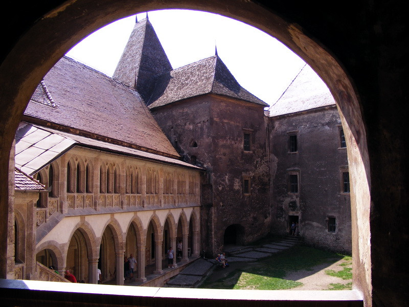 Castelul Corvinilor din judetul Hunedoara va fi bantuit de vrajitoare in seara de Halloween