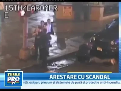 Agresori in uniforma! Doi politisti americani filmati cand bateau 2 tineri