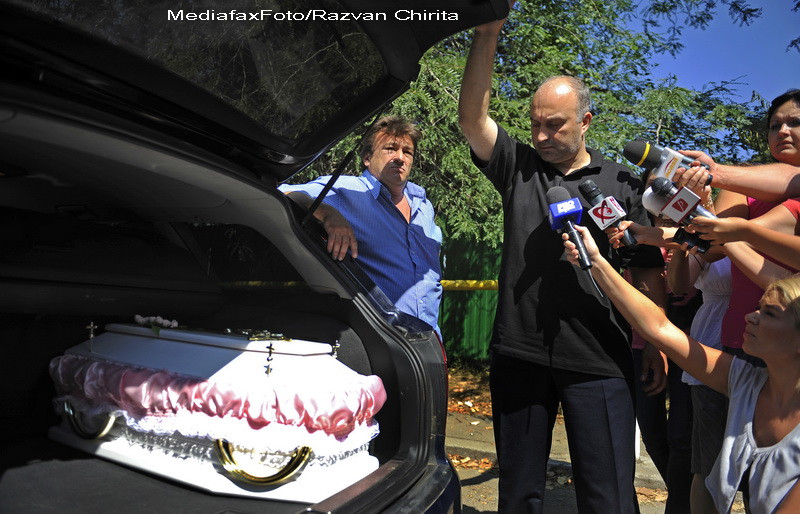 Durere si lacrimi. Bebelusii morti in incendiul de la Giulesti,inmormantati