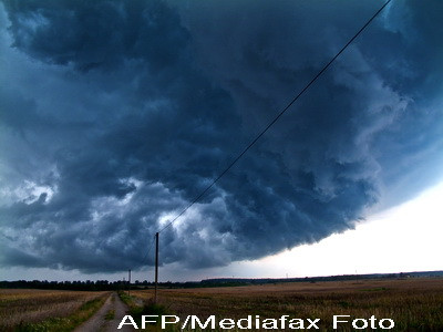 Furtuni, vijelii si grindina in aproape toata tara. Avertizare ANM