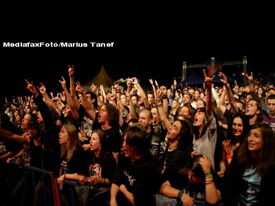 Obositi, infrigurati.. nu conteaza: la Vama Veche toata lumea se distreaza