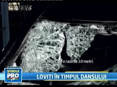 Petrecere terminata cu un accident: Nuntasii au dansat in mijlocul strazii!