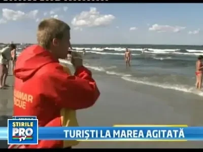 Turisti la marea agitata. Romanii au vrut sa se bucure de apa si soare