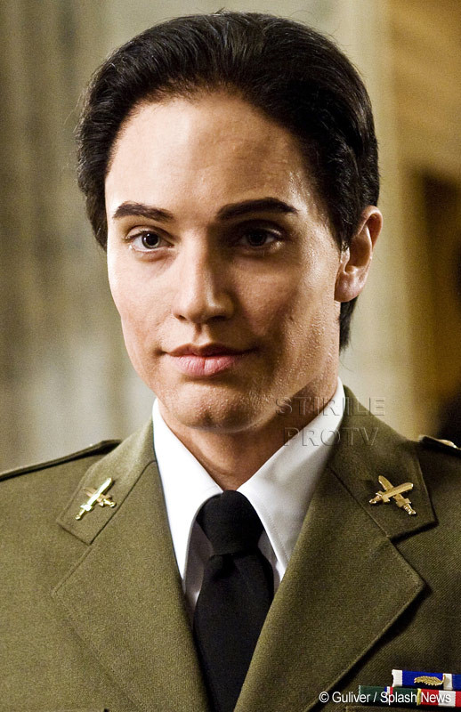 Revista presei: Uimitor! Angelina Jolie s-a transformat in barbat! FOTO