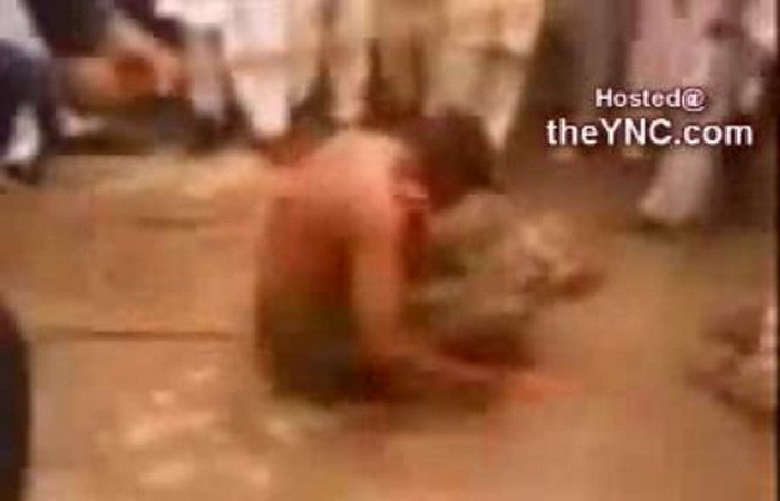 Tineri ucisi in chinuri cumplite, intr-o piata publica! Video socant