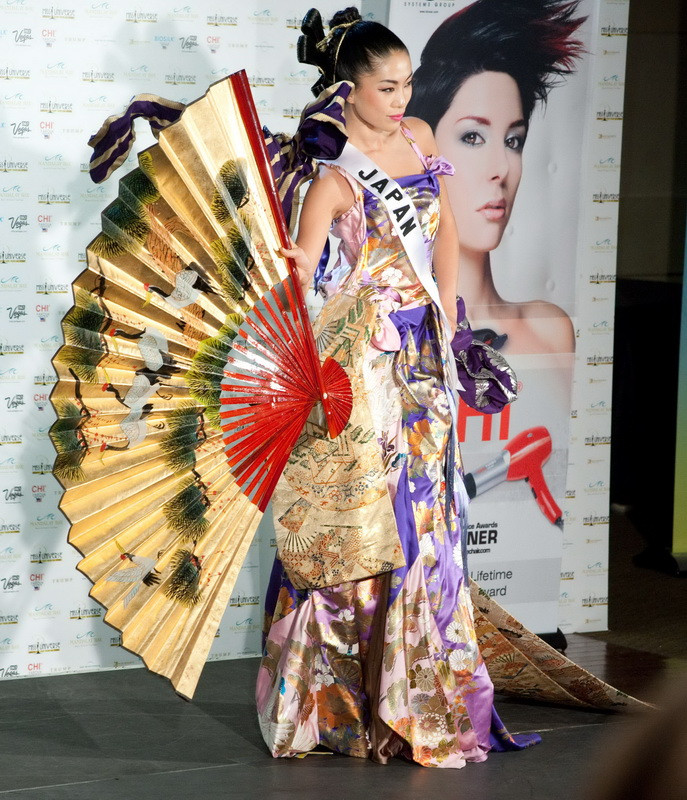 Vor sa fie Miss Universe! Si-au pus pene si rachete de tenis pe spate