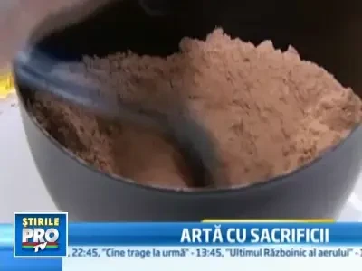 Incredibil: nu are maini, dar picturile ei au ajuns in mari galerii de arta