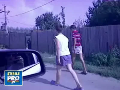 Revoltator. Un cal zace fara simtiri pe marginea unui drum