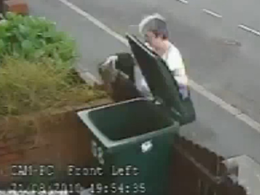 Englezii sunt revoltati: pisica aruncata si inchisa intr-un tomberon! VIDEO