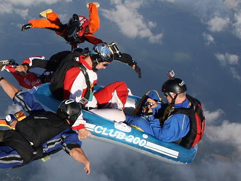 A rezolvat un cub Rubik intr-o barca, in cadere libera de la 4.000 de metri