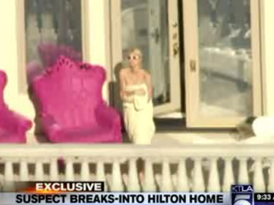 Paris Hilton s-a refugiat pe balcon, in halat. Un hot i-a spart casa. Video