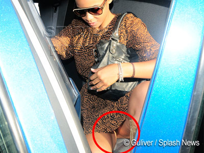 Unde-s chiloteii?! Cantareata Rochelle Wiseman are bufeuri pe sub rochita