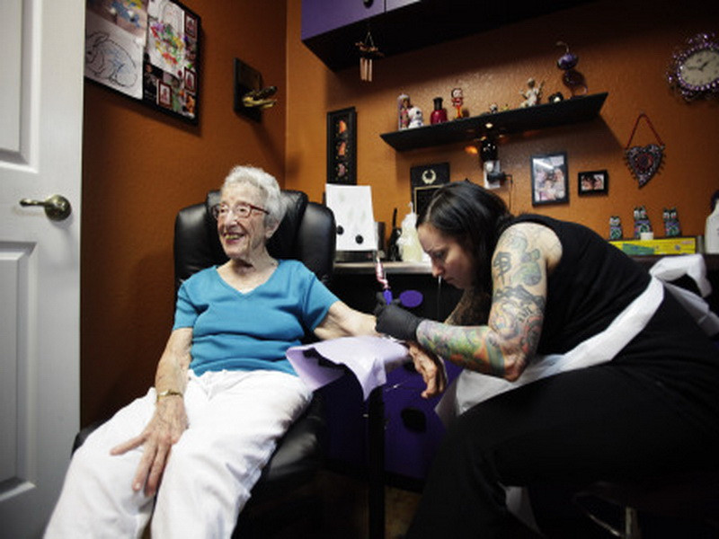 "Tinerete" fara batranete! La 101 ani, o americanca vrea tatuaj pe fund