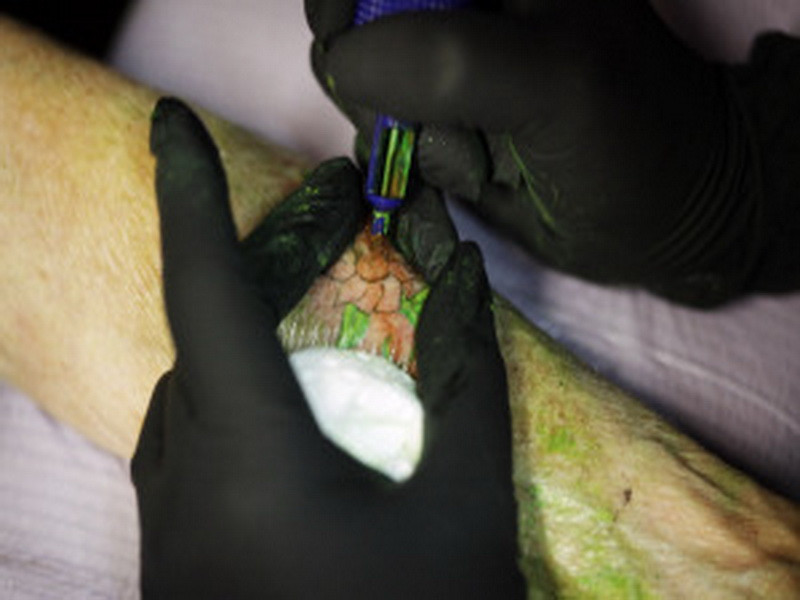 O femeie din Marea Britanie si-a facut un tatuaj la 92 de ani. "Nu m-a durut absolut deloc"