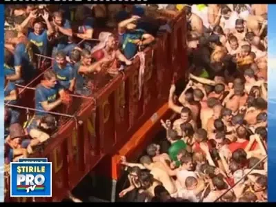 Rosu in fata ochilor! 40.000 de turisti s-au batut cu tomate in Spania