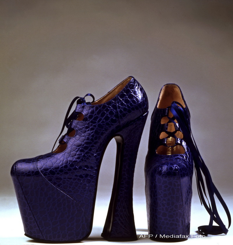 Pantofi marca Vivienne Westwood, expusi la Londra