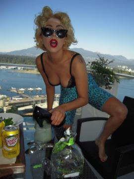 Lady GaGa incearca sa pozeze incitant! Cum ti se pare?