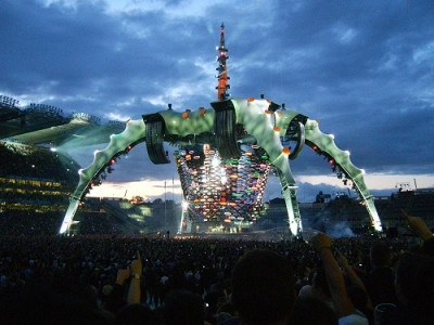 Cei de la U2 amendati... pentru ca au cantat prea tare?!