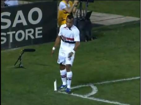 De nervi, a rupt steagul de la coltul terenului! A fost pus sa-l repare