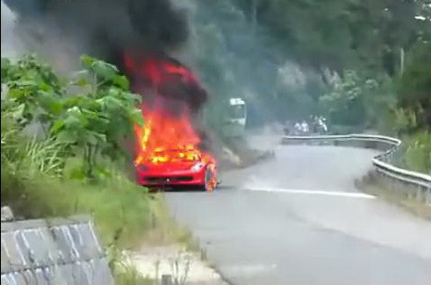 Dureros! Un Ferrari 458 a luat foc din senin pe o sosea din China!