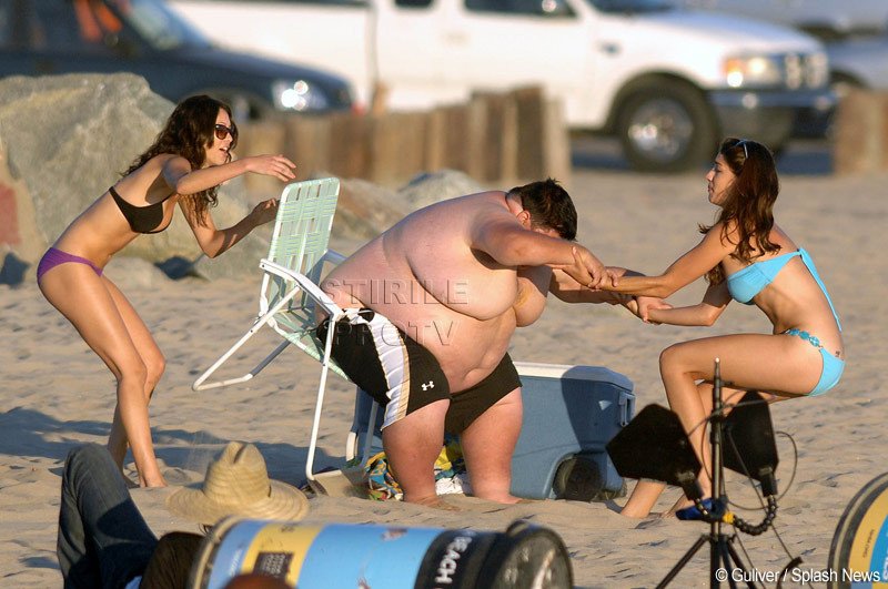 Prea gras pentru a se ridica din scaun, s-a plimbat cu el atasat de fund