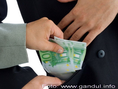 Bani si motorina. "Slabiciunile" l-au costat libertatea pe seful ARR Satu-Mare, arestat pentru mita