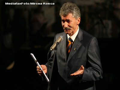 PDL imparte afise cu pozele parlamentarilor opozitiei si textul: "El este unul dintre chiulangii"