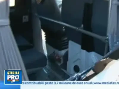 A intrat cu microbuzul intr-un tractor. Noua persoane au fost ranite