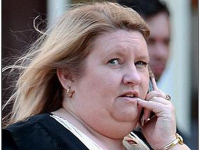 Iubitul a incercat sa-i dea foc in timpul unei orgii cu 150 de negri!