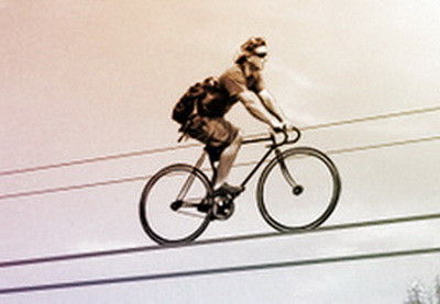 Record de circ. Cu bicicleta pe sarma, deasupra oceanului