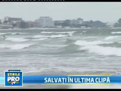Ultima zi de vara la mare, cu oameni salvati din valuri si vreme ca toamna