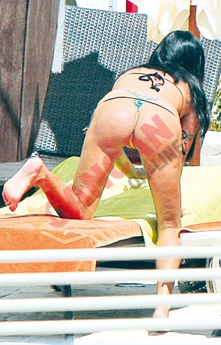 Revista presei:Zavoranca si-a scos posteriorul "tunat" la plaja... in tanga