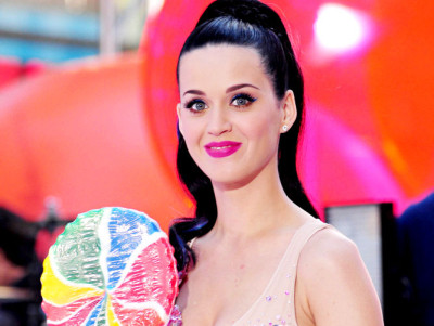 Katy Perry, calare pe un nor de vata de zahar la Rockefeller Center. VIDEO