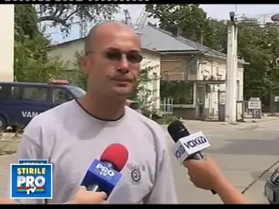 Un contrabandist de tigari a rupt degetul unui vames venit in control