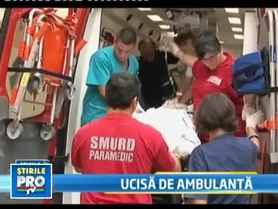 Vorbitul la mobil i-a adus sfarsitul. Tanara, spulberata de o masina SMURD