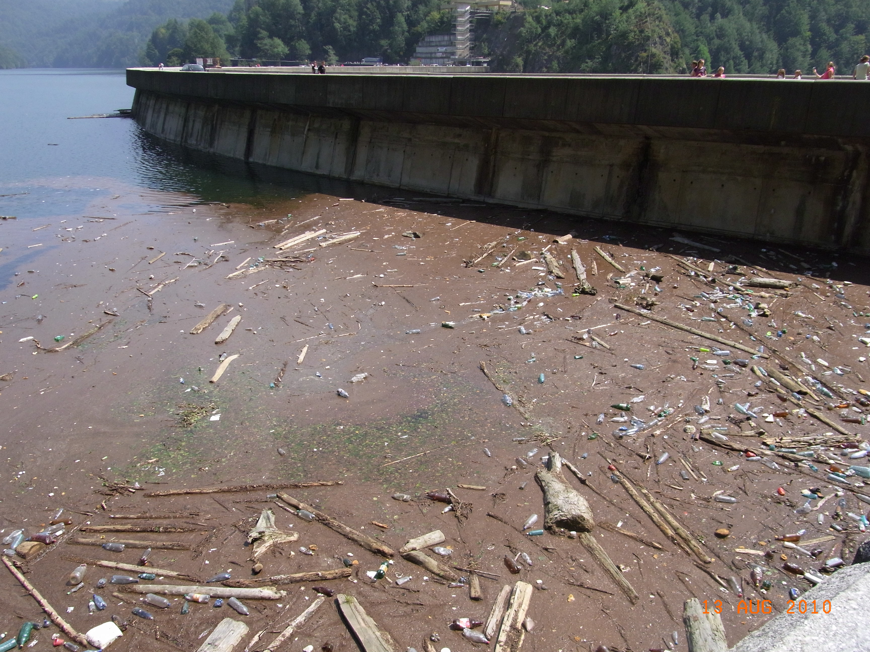 Ne scaldam in gunoaie! Barajul Vidraru, sufocat de mizerie