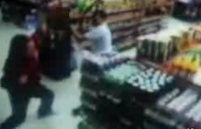 Hot prins, dezbracat si luat la palme de proprietarul unui magazin