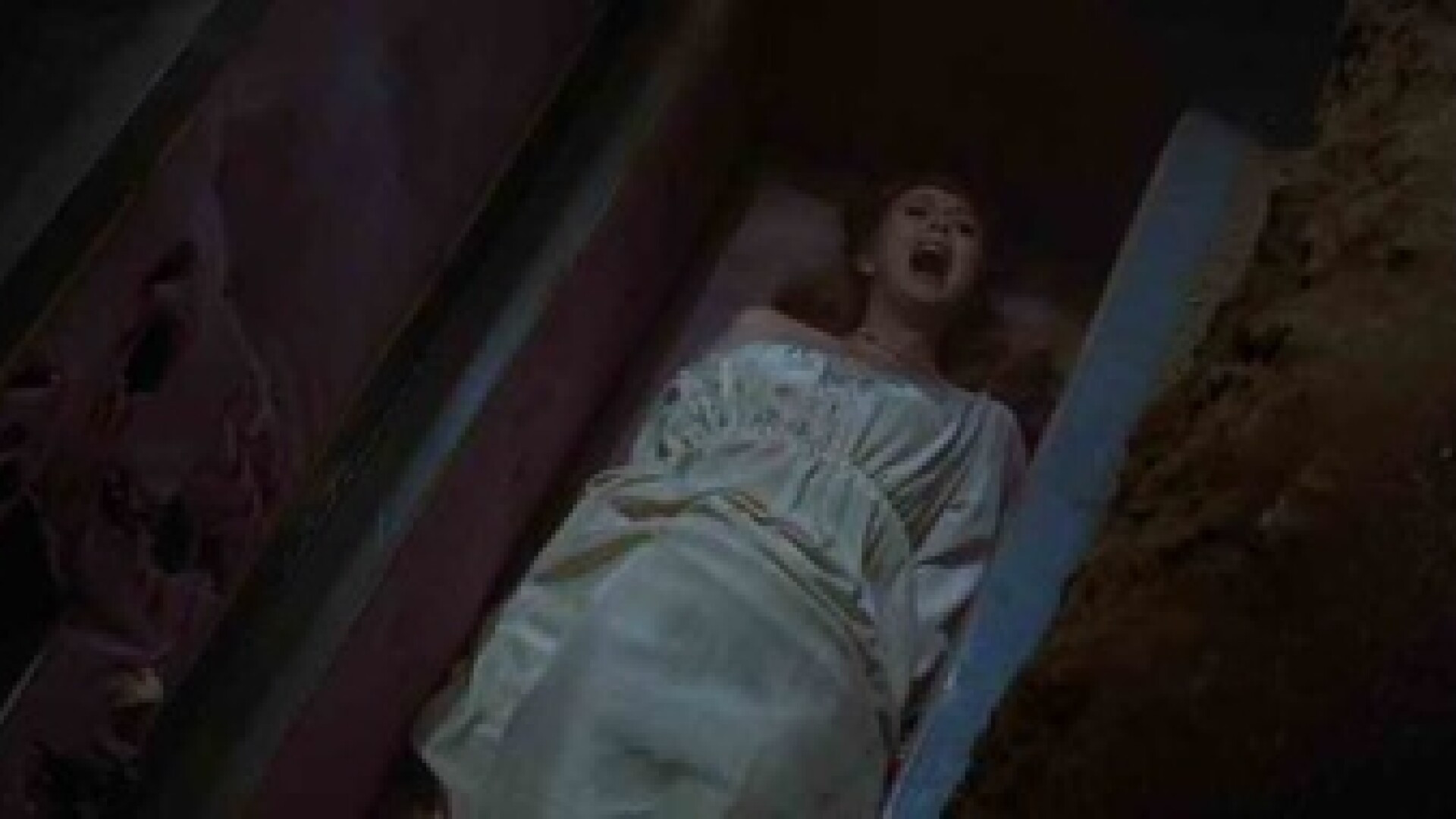 Terifiant! A fost ingropata de vie si a nascut in timp ce era in mormant!