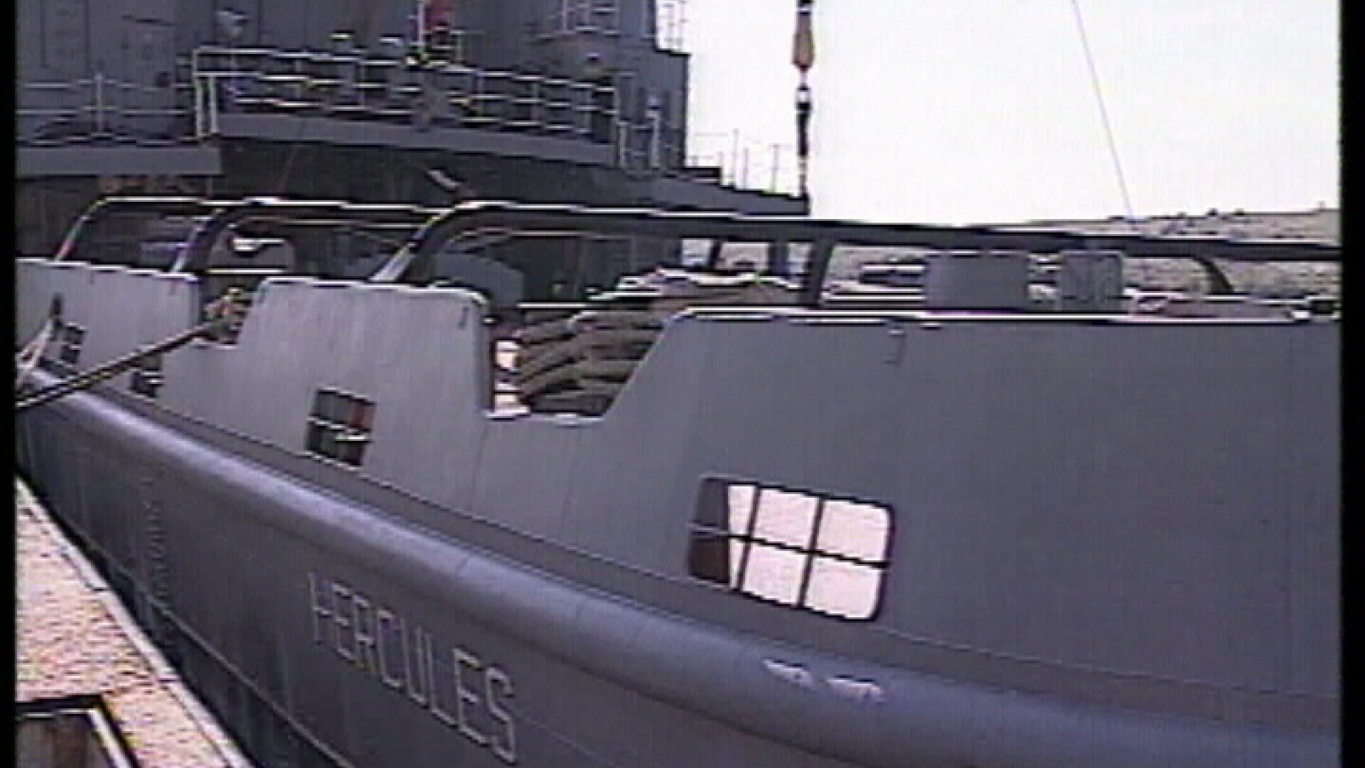 Viitori marinari, "botezati" de mare intr-o furtuna extrem de violenta