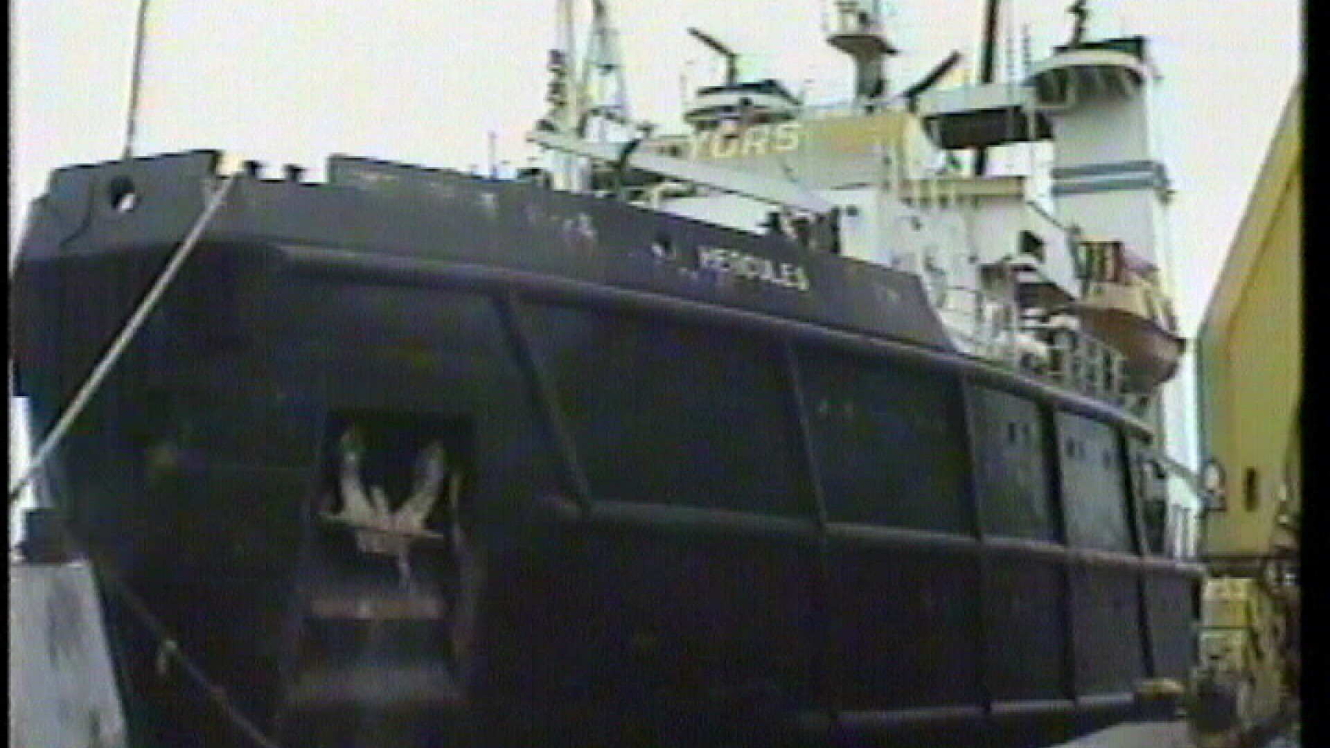 A ramas cu capul blocat intre capacele care sigileaza magaziile unei nave