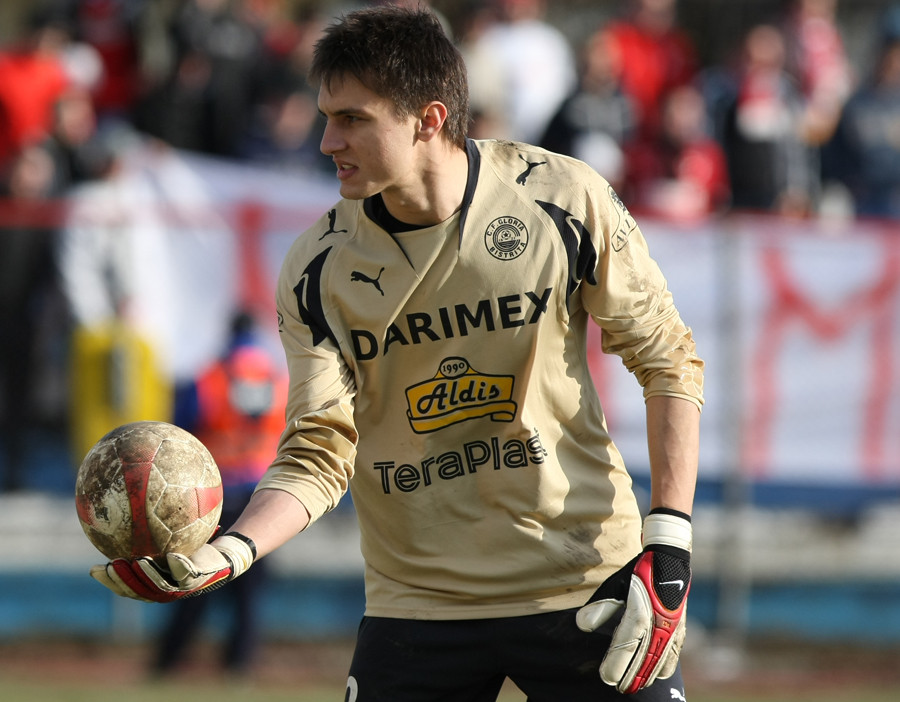 Revista presei: Tatarusanu, orgie cu femei si bautura intr-un apartament