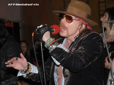Bine-ati venit in jungla! Axl Rose, alungat cu sticle de pe scena. VIDEO
