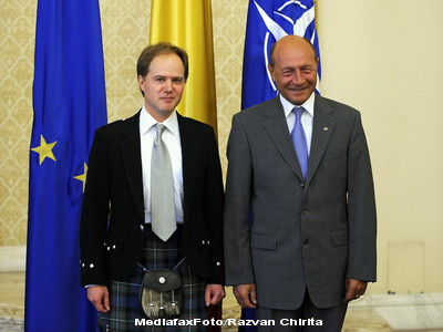 Noul ambasador al Angliei si Irlandei a venit la Cotroceni in "fusta". FOTO