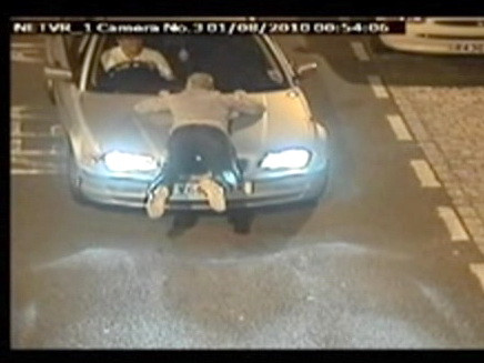 Beat crita, si-a luat prietenul pe capota BMW-ului si a plecat acasa